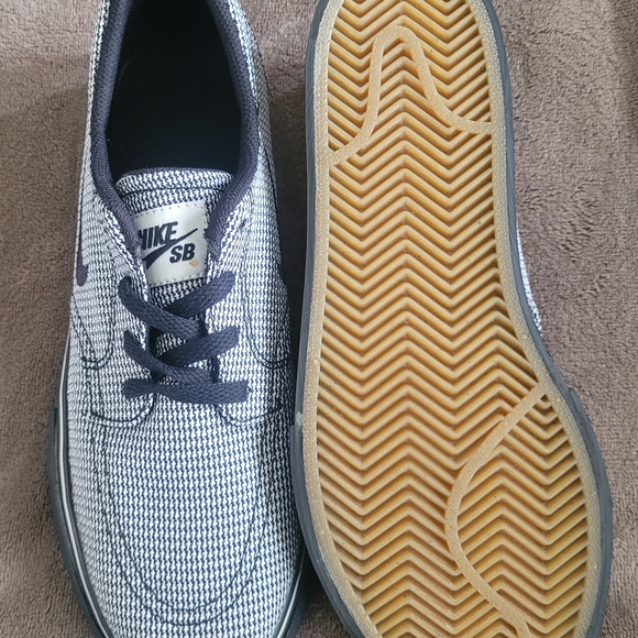 Brand New Nike SB Black and White Skateboarding Sneakers - Picture 2 of 4